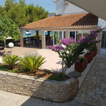 Apartment Baumgartner- Paradise Punta Solta Island